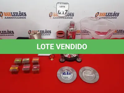 LOTE 017 - 01 BALDE DE GELO PARA BEBIDAS, 01 JOGO DE ROLETA CASSINO DE SHOT COM 04 COPOS, 08 PORTA-COPOS, 01 BANDEJA ESPELHADA PEQUENA, 02 PORTAS COPOS EM INOX, 01 PORTA ESCOVAS DE PORCELANA MARROM, 01 COQUETELEIRA, UM CANTIL DE BOLSO EM INOX E 02 COPOS PARA DOSES. (NO ESTADO) ATENÇÃO! FAZER A VISITAÇÃO ANTES DE ARREMATAR, NÃO SABEMOS SE FUNCIONA. LEILÃO NÃO TEM GARANTIA E NEM DEVOLUÇÃO, SUJEITO A POSSÍVEIS AVARIAS VISÍVEIS/OCULTAS E/OU AUSÊNCIA DE COMPONENTES.