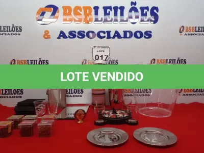 LOTE 017 - 01 BALDE DE GELO PARA BEBIDAS, 01 JOGO DE ROLETA CASSINO DE SHOT COM 04 COPOS, 08 PORTA-COPOS, 01 BANDEJA ESPELHADA PEQUENA, 02 PORTAS COPOS EM INOX, 01 PORTA ESCOVAS DE PORCELANA MARROM, 01 COQUETELEIRA, UM CANTIL DE BOLSO EM INOX E 02 COPOS PARA DOSES. (NO ESTADO) ATENÇÃO! FAZER A VISITAÇÃO ANTES DE ARREMATAR, NÃO SABEMOS SE FUNCIONA. LEILÃO NÃO TEM GARANTIA E NEM DEVOLUÇÃO, SUJEITO A POSSÍVEIS AVARIAS VISÍVEIS/OCULTAS E/OU AUSÊNCIA DE COMPONENTES.