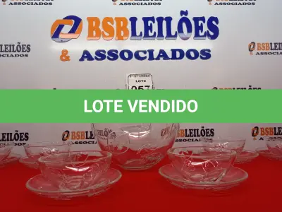 LOTE 057 - 01 TIGELA COM 06 PRATOS DE SOBREMESA E 06 BOLIS DE DESENHO DE FOLHAS. (NO ESTADO) ATENÇÃO! FAZER A VISITAÇÃO ANTES DE ARREMATAR, NÃO SABEMOS SE FUNCIONA. LEILÃO NÃO TEM GARANTIA E NEM DEVOLUÇÃO, SUJEITO A POSSÍVEIS AVARIAS VISÍVEIS/OCULTAS E/OU AUSÊNCIA DE COMPONENTES.