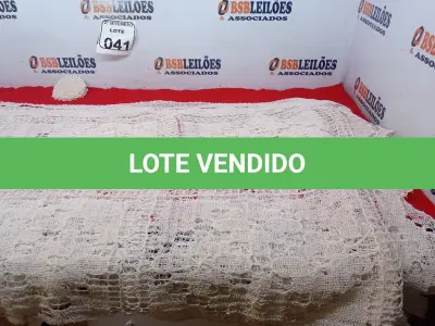 LOTE 041 - 01 TOALHA DE RENDA FILÉ COM 12 PORTA COPOS. (NO ESTADO) ATENÇÃO! FAZER A VISITAÇÃO ANTES DE ARREMATAR, NÃO SABEMOS SE FUNCIONA. LEILÃO NÃO TEM GARANTIA E NEM DEVOLUÇÃO, SUJEITO A POSSÍVEIS AVARIAS VISÍVEIS/OCULTAS E/OU AUSÊNCIA DE COMPONENTES.