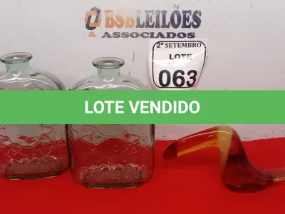 LOTE 063 - 01 ESCULTURA ACRÍLICO REPRESENTANDO TUCANO PALATINIK E 02 GARRAFAS DE VIDRO. (NO ESTADO) ATENÇÃO! FAZER A VISITAÇÃO ANTES DE ARREMATAR, NÃO SABEMOS SE FUNCIONA. LEILÃO NÃO TEM GARANTIA E NEM DEVOLUÇÃO, SUJEITO A POSSÍVEIS AVARIAS VISÍVEIS/OCULTAS E/OU AUSÊNCIA DE COMPONENTES.