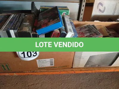 LOTE 103 - 01 LOTE COM DIVERSAS FITAS CASSETES E DVDS. (NO ESTADO) ATENÇÃO! FAZER A VISITAÇÃO ANTES DE ARREMATAR, NÃO SABEMOS SE FUNCIONA. LEILÃO NÃO TEM GARANTIA E NEM DEVOLUÇÃO, SUJEITO A POSSÍVEIS AVARIAS VISÍVEIS/OCULTAS E/OU AUSÊNCIA DE COMPONENTES.