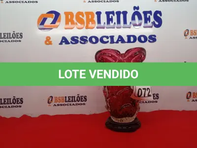 LOTE 072 - 01 VASO MURANO VERMELHO C/ BASE DE MADEIRA. (NO ESTADO) ATENÇÃO! FAZER A VISITAÇÃO ANTES DE ARREMATAR, NÃO SABEMOS SE FUNCIONA. LEILÃO NÃO TEM GARANTIA E NEM DEVOLUÇÃO, SUJEITO A POSSÍVEIS AVARIAS VISÍVEIS/OCULTAS E/OU AUSÊNCIA DE COMPONENTES.