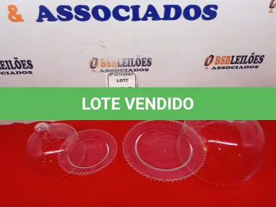 LOTE 030 - 01 BOMBONIERE DE VIDRO GRANDE E 01 PEQUENA.  (NO ESTADO) ATENÇÃO! FAZER A VISITAÇÃO ANTES DE ARREMATAR, NÃO SABEMOS SE FUNCIONA. LEILÃO NÃO TEM GARANTIA E NEM DEVOLUÇÃO, SUJEITO A POSSÍVEIS AVARIAS VISÍVEIS/OCULTAS E/OU AUSÊNCIA DE COMPONENTES.