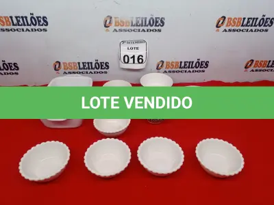 LOTE 016 - 01 PEQUENA TRAVESSA, 01 PETISQUEIRA, 04 POTES DE SOBREMESA E 03 TIGELAS DIVERSAS. (NO ESTADO) ATENÇÃO! FAZER A VISITAÇÃO ANTES DE ARREMATAR, NÃO SABEMOS SE FUNCIONA. LEILÃO NÃO TEM GARANTIA E NEM DEVOLUÇÃO, SUJEITO A POSSÍVEIS AVARIAS VISÍVEIS/OCULTAS E/OU AUSÊNCIA DE COMPONENTES.