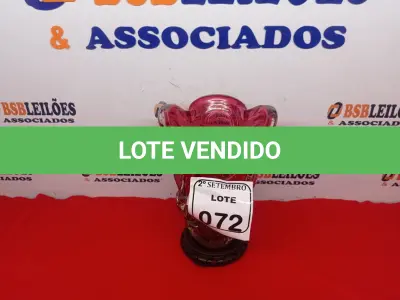 LOTE 072 - 01 VASO MURANO VERMELHO C/ BASE DE MADEIRA. (NO ESTADO) ATENÇÃO! FAZER A VISITAÇÃO ANTES DE ARREMATAR, NÃO SABEMOS SE FUNCIONA. LEILÃO NÃO TEM GARANTIA E NEM DEVOLUÇÃO, SUJEITO A POSSÍVEIS AVARIAS VISÍVEIS/OCULTAS E/OU AUSÊNCIA DE COMPONENTES.