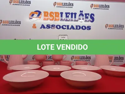 LOTE 031 - 06 XICARAS ROSAS, 01 CHALEIRA, 01 VASILHA DE CAFÉ E 06 PRATOS ROSAS. (NO ESTADO) ATENÇÃO! FAZER A VISITAÇÃO ANTES DE ARREMATAR, NÃO SABEMOS SE FUNCIONA. LEILÃO NÃO TEM GARANTIA E NEM DEVOLUÇÃO, SUJEITO A POSSÍVEIS AVARIAS VISÍVEIS/OCULTAS E/OU AUSÊNCIA DE COMPONENTES.