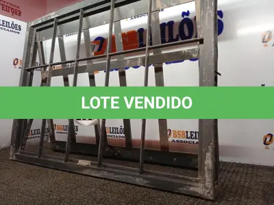 LOTE 200 - 01 JANELA VENEZIANA 80X60. (NO ESTADO) ATENÇÃO! FAZER A VISITAÇÃO ANTES DE ARREMATAR, NÃO SABEMOS SE FUNCIONA. LEILÃO NÃO TEM GARANTIA E NEM DEVOLUÇÃO, SUJEITO A POSSÍVEIS AVARIAS VISÍVEIS/OCULTAS E/OU AUSÊNCIA DE COMPONENTES.