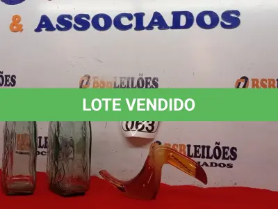 LOTE 063 - 01 ESCULTURA ACRÍLICO REPRESENTANDO TUCANO PALATINIK E 02 GARRAFAS DE VIDRO. (NO ESTADO) ATENÇÃO! FAZER A VISITAÇÃO ANTES DE ARREMATAR, NÃO SABEMOS SE FUNCIONA. LEILÃO NÃO TEM GARANTIA E NEM DEVOLUÇÃO, SUJEITO A POSSÍVEIS AVARIAS VISÍVEIS/OCULTAS E/OU AUSÊNCIA DE COMPONENTES.