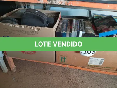 LOTE 103 - 01 LOTE COM DIVERSAS FITAS CASSETES E DVDS. (NO ESTADO) ATENÇÃO! FAZER A VISITAÇÃO ANTES DE ARREMATAR, NÃO SABEMOS SE FUNCIONA. LEILÃO NÃO TEM GARANTIA E NEM DEVOLUÇÃO, SUJEITO A POSSÍVEIS AVARIAS VISÍVEIS/OCULTAS E/OU AUSÊNCIA DE COMPONENTES.