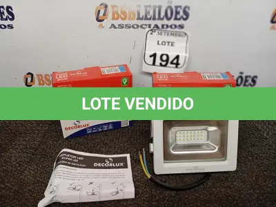 LOTE 194 - 02 REFLETORES DECORLED SUPERLED 220V 20W LUZ BRANCA DECORLUX NOVO. (NO ESTADO) ATENÇÃO! FAZER A VISITAÇÃO ANTES DE ARREMATAR, NÃO SABEMOS SE FUNCIONA. LEILÃO NÃO TEM GARANTIA E NEM DEVOLUÇÃO, SUJEITO A POSSÍVEIS AVARIAS VISÍVEIS/OCULTAS E/OU AUSÊNCIA DE COMPONENTES.