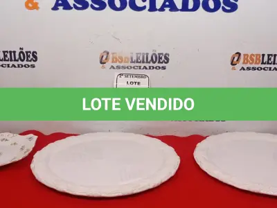 LOTE 048 - 02 PRATOS GRANDES BRANCOS E 01 PRATO PORCELANA INGLESA. (NO ESTADO) ATENÇÃO! FAZER A VISITAÇÃO ANTES DE ARREMATAR, NÃO SABEMOS SE FUNCIONA. LEILÃO NÃO TEM GARANTIA E NEM DEVOLUÇÃO, SUJEITO A POSSÍVEIS AVARIAS VISÍVEIS/OCULTAS E/OU AUSÊNCIA DE COMPONENTES.