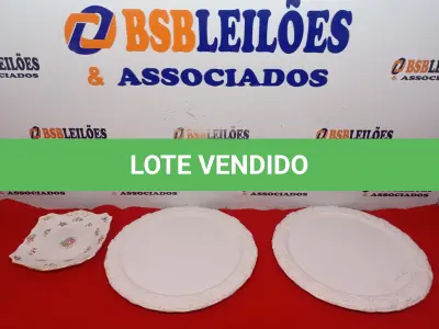 LOTE 048 - 02 PRATOS GRANDES BRANCOS E 01 PRATO PORCELANA INGLESA. (NO ESTADO) ATENÇÃO! FAZER A VISITAÇÃO ANTES DE ARREMATAR, NÃO SABEMOS SE FUNCIONA. LEILÃO NÃO TEM GARANTIA E NEM DEVOLUÇÃO, SUJEITO A POSSÍVEIS AVARIAS VISÍVEIS/OCULTAS E/OU AUSÊNCIA DE COMPONENTES.