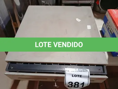 LOTE 381 - 01 CAIXA REGISTRADORA. (NO ESTADO) ATENÇÃO! FAZER A VISITAÇÃO ANTES DE ARREMATAR, NÃO SABEMOS SE FUNCIONA. LEILÃO NÃO TEM GARANTIA E NEM DEVOLUÇÃO, SUJEITO A POSSÍVEIS AVARIAS VISÍVEIS/OCULTAS E/OU AUSÊNCIA DE COMPONENTES.