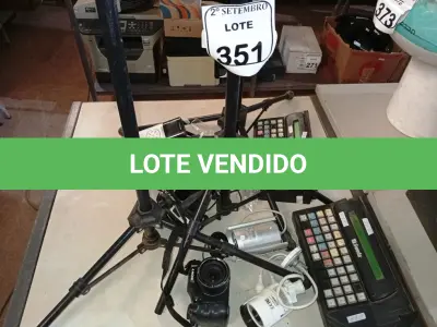 LOTE 351 - 03 TRIPÉS, 02 CÂMERAS DE SEGURANÇA, 01 CÂMERA FOTOGRÁFICA E 02 REGISTRADORAS. (NO ESTADO) ATENÇÃO! FAZER A VISITAÇÃO ANTES DE ARREMATAR, NÃO SABEMOS SE FUNCIONA. LEILÃO NÃO TEM GARANTIA E NEM DEVOLUÇÃO, SUJEITO A POSSÍVEIS AVARIAS VISÍVEIS/OCULTAS E/OU AUSÊNCIA DE COMPONENTES.