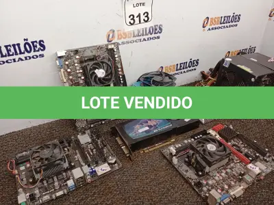 LOTE 313 - 01 PLACA DE VÍDEO, 03 PLACAS MÃES, 02 FONTES E 01COOLER. (NO ESTADO) ATENÇÃO! FAZER A VISITAÇÃO ANTES DE ARREMATAR, NÃO SABEMOS SE FUNCIONA. LEILÃO NÃO TEM GARANTIA E NEM DEVOLUÇÃO, SUJEITO A POSSÍVEIS AVARIAS VISÍVEIS/OCULTAS E/OU AUSÊNCIA DE COMPONENTES.