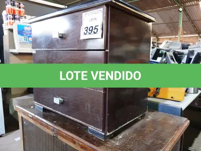 LOTE 395 - 01 BAÚ EM MADEIRA E 01 GAVETEIRO EM MDF. (NO ESTADO) ATENÇÃO! FAZER A VISITAÇÃO ANTES DE ARREMATAR, NÃO SABEMOS SE FUNCIONA. LEILÃO NÃO TEM GARANTIA E NEM DEVOLUÇÃO, SUJEITO A POSSÍVEIS AVARIAS VISÍVEIS/OCULTAS E/OU AUSÊNCIA DE COMPONENTES.