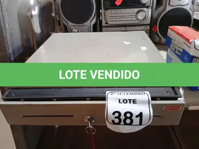 LOTE 381 - 01 CAIXA REGISTRADORA. (NO ESTADO) ATENÇÃO! FAZER A VISITAÇÃO ANTES DE ARREMATAR, NÃO SABEMOS SE FUNCIONA. LEILÃO NÃO TEM GARANTIA E NEM DEVOLUÇÃO, SUJEITO A POSSÍVEIS AVARIAS VISÍVEIS/OCULTAS E/OU AUSÊNCIA DE COMPONENTES.