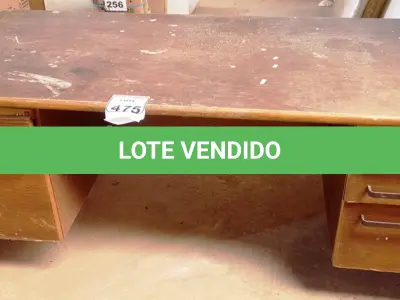 LOTE 475 - 01 MESA EM MADEIRA COM 05 GAVETAS. (NO ESTADO) ATENÇÃO! FAZER A VISITAÇÃO ANTES DE ARREMATAR, NÃO SABEMOS SE FUNCIONA. LEILÃO NÃO TEM GARANTIA E NEM DEVOLUÇÃO, SUJEITO A POSSÍVEIS AVARIAS VISÍVEIS/OCULTAS E/OU AUSÊNCIA DE COMPONENTES.