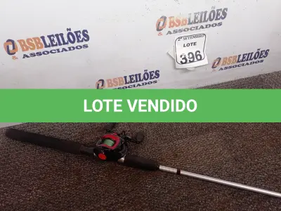 LOTE 396 - 01 VARA DE PESCA SAINT COMBAT COM CARRETILHA. (NO ESTADO) ATENÇÃO! FAZER A VISITAÇÃO ANTES DE ARREMATAR, NÃO SABEMOS SE FUNCIONA. LEILÃO NÃO TEM GARANTIA E NEM DEVOLUÇÃO, SUJEITO A POSSÍVEIS AVARIAS VISÍVEIS/OCULTAS E/OU AUSÊNCIA DE COMPONENTES.