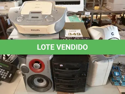 LOTE 349 - 01 VIDEOCASSETE, 01 TOCA CD, 03 CAIXAS DE SOM, 01 MICRO SYSTEM E 01SUCATA ELETRÔNICA.  (NO ESTADO) ATENÇÃO! FAZER A VISITAÇÃO ANTES DE ARREMATAR, NÃO SABEMOS SE FUNCIONA. LEILÃO NÃO TEM GARANTIA E NEM DEVOLUÇÃO, SUJEITO A POSSÍVEIS AVARIAS VISÍVEIS/OCULTAS E/OU AUSÊNCIA DE COMPONENTES.