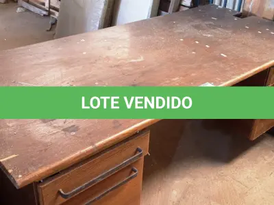 LOTE 475 - 01 MESA EM MADEIRA COM 05 GAVETAS. (NO ESTADO) ATENÇÃO! FAZER A VISITAÇÃO ANTES DE ARREMATAR, NÃO SABEMOS SE FUNCIONA. LEILÃO NÃO TEM GARANTIA E NEM DEVOLUÇÃO, SUJEITO A POSSÍVEIS AVARIAS VISÍVEIS/OCULTAS E/OU AUSÊNCIA DE COMPONENTES.