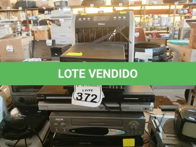 LOTE 372 - 01 CLIMATIZADOR MARCA PHILCO 220V, 02 VIDEOCASSETES E DIVERSOS APARELHOS DE DVDS MARCAS E MODELOS DIVERSOS. (NO ESTADO) ATENÇÃO! FAZER A VISITAÇÃO ANTES DE ARREMATAR, NÃO SABEMOS SE FUNCIONA. LEILÃO NÃO TEM GARANTIA E NEM DEVOLUÇÃO, SUJEITO A POSSÍVEIS AVARIAS VISÍVEIS/OCULTAS E/OU AUSÊNCIA DE COMPONENTES.