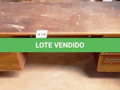 LOTE 475 - 01 MESA EM MADEIRA COM 05 GAVETAS. (NO ESTADO) ATENÇÃO! FAZER A VISITAÇÃO ANTES DE ARREMATAR, NÃO SABEMOS SE FUNCIONA. LEILÃO NÃO TEM GARANTIA E NEM DEVOLUÇÃO, SUJEITO A POSSÍVEIS AVARIAS VISÍVEIS/OCULTAS E/OU AUSÊNCIA DE COMPONENTES.