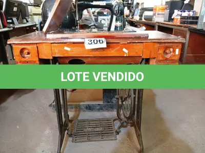 LOTE 306 - 01 MÁQUINA DE COSTURA ANTIGA COM GABINETE EM MADEIRA MARCA LONGLIFE 04 GAVETAS. (NO ESTADO) ATENÇÃO! FAZER A VISITAÇÃO ANTES DE ARREMATAR, NÃO SABEMOS SE FUNCIONA. LEILÃO NÃO TEM GARANTIA E NEM DEVOLUÇÃO, SUJEITO A POSSÍVEIS AVARIAS VISÍVEIS/OCULTAS E/OU AUSÊNCIA DE COMPONENTES.