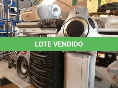LOTE 349 - 01 VIDEOCASSETE, 01 TOCA CD, 03 CAIXAS DE SOM, 01 MICRO SYSTEM E 01SUCATA ELETRÔNICA.  (NO ESTADO) ATENÇÃO! FAZER A VISITAÇÃO ANTES DE ARREMATAR, NÃO SABEMOS SE FUNCIONA. LEILÃO NÃO TEM GARANTIA E NEM DEVOLUÇÃO, SUJEITO A POSSÍVEIS AVARIAS VISÍVEIS/OCULTAS E/OU AUSÊNCIA DE COMPONENTES.