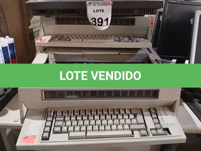 LOTE 391 - 04 MÁQUINAS DE ESCREVER ELÉTRICAS MARCAS E MODELOS DIVERSOS. (NO ESTADO) ATENÇÃO! FAZER A VISITAÇÃO ANTES DE ARREMATAR, NÃO SABEMOS SE FUNCIONA. LEILÃO NÃO TEM GARANTIA E NEM DEVOLUÇÃO, SUJEITO A POSSÍVEIS AVARIAS VISÍVEIS/OCULTAS E/OU AUSÊNCIA DE COMPONENTES.