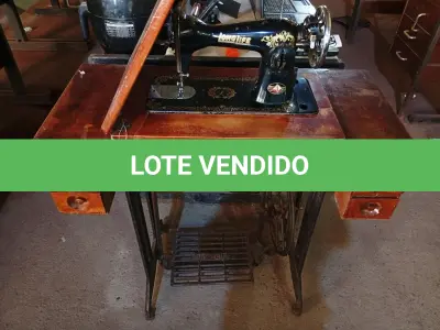 LOTE 306 - 01 MÁQUINA DE COSTURA ANTIGA COM GABINETE EM MADEIRA MARCA LONGLIFE 04 GAVETAS. (NO ESTADO) ATENÇÃO! FAZER A VISITAÇÃO ANTES DE ARREMATAR, NÃO SABEMOS SE FUNCIONA. LEILÃO NÃO TEM GARANTIA E NEM DEVOLUÇÃO, SUJEITO A POSSÍVEIS AVARIAS VISÍVEIS/OCULTAS E/OU AUSÊNCIA DE COMPONENTES.