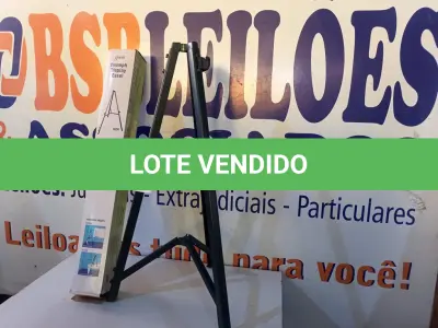 LOTE 477 - 01 TRIPÉ PARA SEGURAR MESA DE PROJEÇÃO. (NO ESTADO) ATENÇÃO! FAZER A VISITAÇÃO ANTES DE ARREMATAR, NÃO SABEMOS SE FUNCIONA. LEILÃO NÃO TEM GARANTIA E NEM DEVOLUÇÃO, SUJEITO A POSSÍVEIS AVARIAS VISÍVEIS/OCULTAS E/OU AUSÊNCIA DE COMPONENTES.