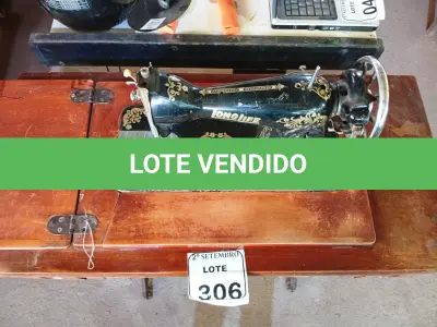 LOTE 306 - 01 MÁQUINA DE COSTURA ANTIGA COM GABINETE EM MADEIRA MARCA LONGLIFE 04 GAVETAS. (NO ESTADO) ATENÇÃO! FAZER A VISITAÇÃO ANTES DE ARREMATAR, NÃO SABEMOS SE FUNCIONA. LEILÃO NÃO TEM GARANTIA E NEM DEVOLUÇÃO, SUJEITO A POSSÍVEIS AVARIAS VISÍVEIS/OCULTAS E/OU AUSÊNCIA DE COMPONENTES.