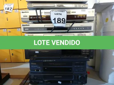 LOTE 189 - 04 APARELHOS DE DVD MARCAS E MODELOS DIVERSOS E 04 VHS MARCAS E MODELOS DIVERSOS. (NO ESTADO) ATENÇÃO! FAZER A VISITAÇÃO ANTES DE ARREMATAR, NÃO SABEMOS SE FUNCIONA. LEILÃO NÃO TEM GARANTIA E NEM DEVOLUÇÃO, SUJEITO A POSSÍVEIS AVARIAS VISÍVEIS/OCULTAS E/OU AUSÊNCIA DE COMPONENTES.