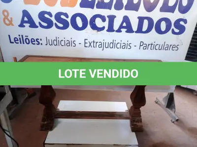 LOTE 588 - 01 APARADOR EM MADEIRA. (NO ESTADO) ATENÇÃO! FAZER A VISITAÇÃO ANTES DE ARREMATAR, NÃO SABEMOS SE FUNCIONA. LEILÃO NÃO TEM GARANTIA E NEM DEVOLUÇÃO, SUJEITO A POSSÍVEIS AVARIAS VISÍVEIS/OCULTAS E/OU AUSÊNCIA DE COMPONENTES.