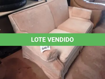 LOTE 587 - 01 SOFÁ DE 02 LUGARES EM TECIDO. (NO ESTADO) ATENÇÃO! FAZER A VISITAÇÃO ANTES DE ARREMATAR, NÃO SABEMOS SE FUNCIONA. LEILÃO NÃO TEM GARANTIA E NEM DEVOLUÇÃO, SUJEITO A POSSÍVEIS AVARIAS VISÍVEIS/OCULTAS E/OU AUSÊNCIA DE COMPONENTES.