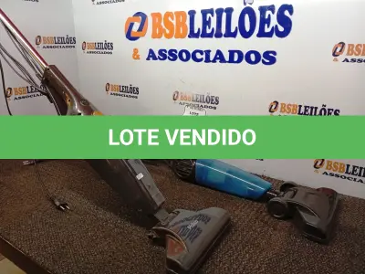 LOTE 047 - 02 ASPIRADORES DE PÓ MARCAS E MODELOS DIVERSOS. (NO ESTADO) ATENÇÃO! FAZER A VISITAÇÃO ANTES DE ARREMATAR, NÃO SABEMOS SE FUNCIONA. LEILÃO NÃO TEM GARANTIA E NEM DEVOLUÇÃO, SUJEITO A POSSÍVEIS AVARIAS VISÍVEIS/OCULTAS E/OU AUSÊNCIA DE COMPONENTES.