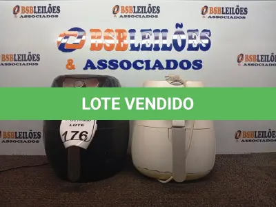 LOTE 176 - 02 AIR FRYES MARCAS E MODELOS DIVERSOS. (NO ESTADO) ATENÇÃO! FAZER A VISITAÇÃO ANTES DE ARREMATAR, NÃO SABEMOS SE FUNCIONA. LEILÃO NÃO TEM GARANTIA E NEM DEVOLUÇÃO, SUJEITO A POSSÍVEIS AVARIAS VISÍVEIS/OCULTAS E/OU AUSÊNCIA DE COMPONENTES.