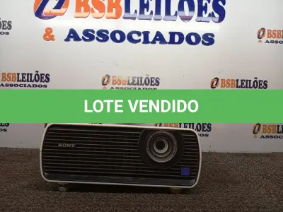 LOTE 021 - 01 PROJETOR SONY VPLEX100. (NO ESTADO) ATENÇÃO! FAZER A VISITAÇÃO ANTES DE ARREMATAR, NÃO SABEMOS SE FUNCIONA. LEILÃO NÃO TEM GARANTIA E NEM DEVOLUÇÃO, SUJEITO A POSSÍVEIS AVARIAS VISÍVEIS/OCULTAS E/OU AUSÊNCIA DE COMPONENTES.