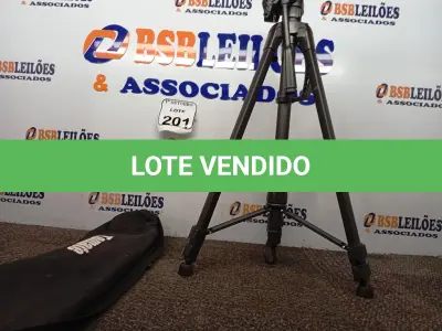 LOTE 201 - 01 TRIPÉ P/ CÂMERA FOTOGRÁFICA. (NO ESTADO) ATENÇÃO! FAZER A VISITAÇÃO ANTES DE ARREMATAR, NÃO SABEMOS SE FUNCIONA. LEILÃO NÃO TEM GARANTIA E NEM DEVOLUÇÃO, SUJEITO A POSSÍVEIS AVARIAS VISÍVEIS/OCULTAS E/OU AUSÊNCIA DE COMPONENTES.