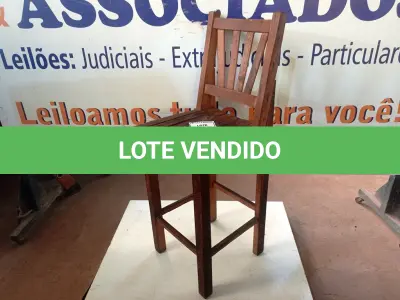 LOTE 589 - 01 CADEIRA EM MADEIRA. (NO ESTADO) ATENÇÃO! FAZER A VISITAÇÃO ANTES DE ARREMATAR, NÃO SABEMOS SE FUNCIONA. LEILÃO NÃO TEM GARANTIA E NEM DEVOLUÇÃO, SUJEITO A POSSÍVEIS AVARIAS VISÍVEIS/OCULTAS E/OU AUSÊNCIA DE COMPONENTES.