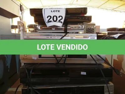 LOTE 202 - 03 APARELHOS VHS E 06 APARELHOS DVDS. (NO ESTADO) ATENÇÃO! FAZER A VISITAÇÃO ANTES DE ARREMATAR, NÃO SABEMOS SE FUNCIONA. LEILÃO NÃO TEM GARANTIA E NEM DEVOLUÇÃO, SUJEITO A POSSÍVEIS AVARIAS VISÍVEIS/OCULTAS E/OU AUSÊNCIA DE COMPONENTES.