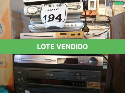 LOTE 194 - 02 APARELHOS VHS E 07 APARELHOS DVDS MARCAS E MODELOS DIVERSOS. (NO ESTADO) ATENÇÃO! FAZER A VISITAÇÃO ANTES DE ARREMATAR, NÃO SABEMOS SE FUNCIONA. LEILÃO NÃO TEM GARANTIA E NEM DEVOLUÇÃO, SUJEITO A POSSÍVEIS AVARIAS VISÍVEIS/OCULTAS E/OU AUSÊNCIA DE COMPONENTES.