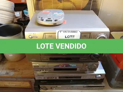 LOTE 139 - 03 APARELHOS DVDS E 03 VHS MARCA E MODELOS DIVERSOS. (NO ESTADO) ATENÇÃO! FAZER A VISITAÇÃO ANTES DE ARREMATAR, NÃO SABEMOS SE FUNCIONA. LEILÃO NÃO TEM GARANTIA E NEM DEVOLUÇÃO, SUJEITO A POSSÍVEIS AVARIAS VISÍVEIS/OCULTAS E/OU AUSÊNCIA DE COMPONENTES.