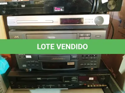 LOTE 194 - 02 APARELHOS VHS E 07 APARELHOS DVDS MARCAS E MODELOS DIVERSOS. (NO ESTADO) ATENÇÃO! FAZER A VISITAÇÃO ANTES DE ARREMATAR, NÃO SABEMOS SE FUNCIONA. LEILÃO NÃO TEM GARANTIA E NEM DEVOLUÇÃO, SUJEITO A POSSÍVEIS AVARIAS VISÍVEIS/OCULTAS E/OU AUSÊNCIA DE COMPONENTES.