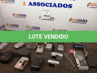 LOTE 003 - 01 LOTE COM DIVERSAS CÂMERAS FOTOGRÁFICAS, MARCAS E MODELOS DIVERSOS.  (NO ESTADO) ATENÇÃO! FAZER A VISITAÇÃO ANTES DE ARREMATAR, NÃO SABEMOS SE FUNCIONA. LEILÃO NÃO TEM GARANTIA E NEM DEVOLUÇÃO, SUJEITO A POSSÍVEIS AVARIAS VISÍVEIS/OCULTAS E/OU AUSÊNCIA DE COMPONENTES.