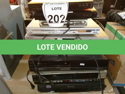 LOTE 202 - 03 APARELHOS VHS E 06 APARELHOS DVDS. (NO ESTADO) ATENÇÃO! FAZER A VISITAÇÃO ANTES DE ARREMATAR, NÃO SABEMOS SE FUNCIONA. LEILÃO NÃO TEM GARANTIA E NEM DEVOLUÇÃO, SUJEITO A POSSÍVEIS AVARIAS VISÍVEIS/OCULTAS E/OU AUSÊNCIA DE COMPONENTES.