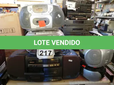 LOTE 217 - 01 LOTE C/DIVERSOS APARELHOS DVDS E TOCA FITAS MARCAS E MODELOS DIVERSOS C/AVARIAS. (NO ESTADO) ATENÇÃO! FAZER A VISITAÇÃO ANTES DE ARREMATAR, NÃO SABEMOS SE FUNCIONA. LEILÃO NÃO TEM GARANTIA E NEM DEVOLUÇÃO, SUJEITO A POSSÍVEIS AVARIAS VISÍVEIS/OCULTAS E/OU AUSÊNCIA DE COMPONENTES.