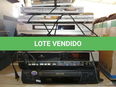 LOTE 202 - 03 APARELHOS VHS E 06 APARELHOS DVDS. (NO ESTADO) ATENÇÃO! FAZER A VISITAÇÃO ANTES DE ARREMATAR, NÃO SABEMOS SE FUNCIONA. LEILÃO NÃO TEM GARANTIA E NEM DEVOLUÇÃO, SUJEITO A POSSÍVEIS AVARIAS VISÍVEIS/OCULTAS E/OU AUSÊNCIA DE COMPONENTES.